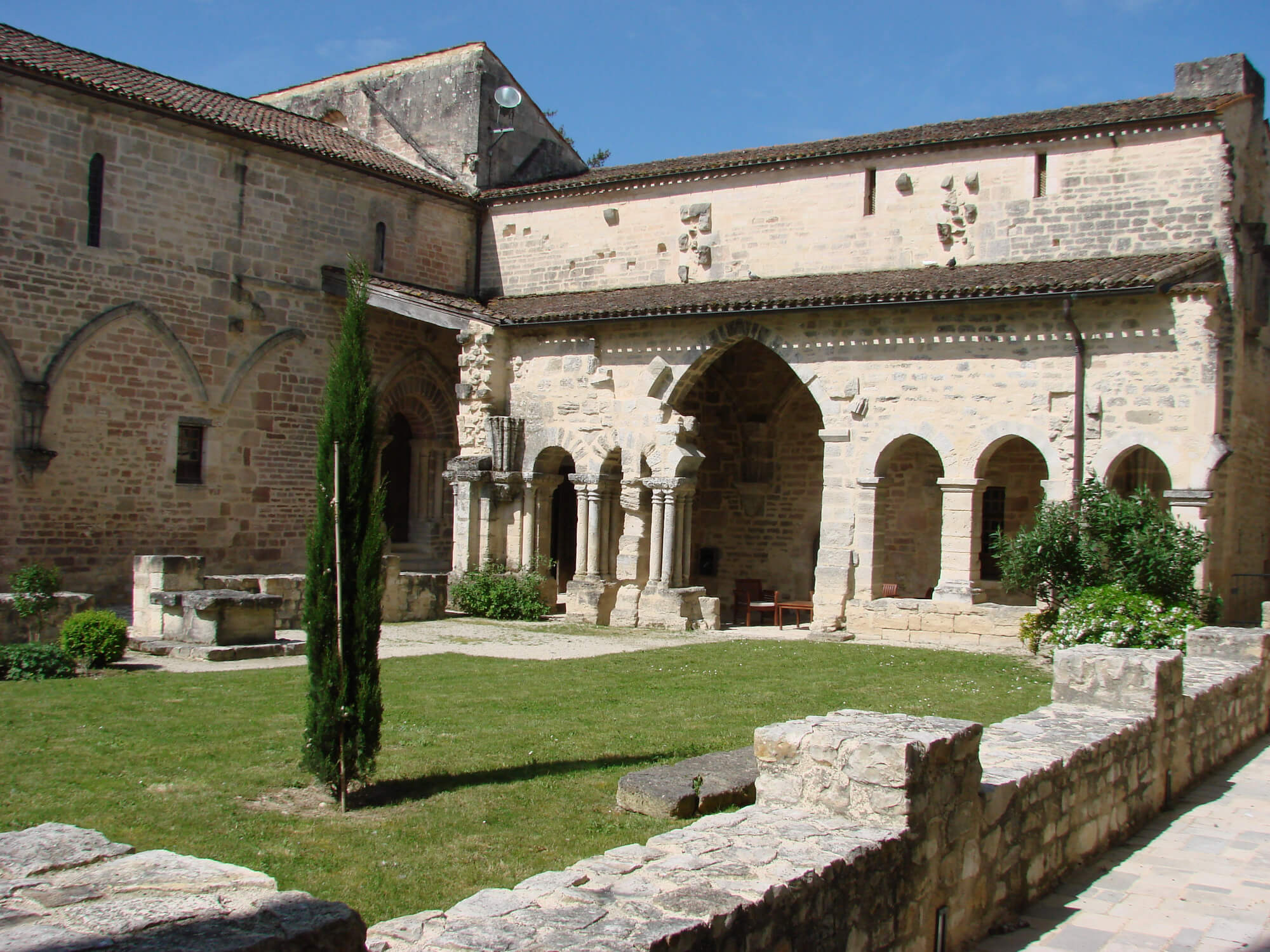 le cloitre abbaye st amant de boixe